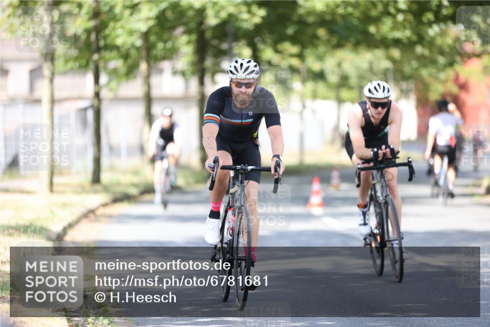 11.08.2024 - GEWOBA Citytriathlon Bremen H.Heesch http://msf.ph/oto/6781681 11.08.2024 11:49:59 Radfahren 785, 796, 862, 881, 979 meine-sportfotos.de