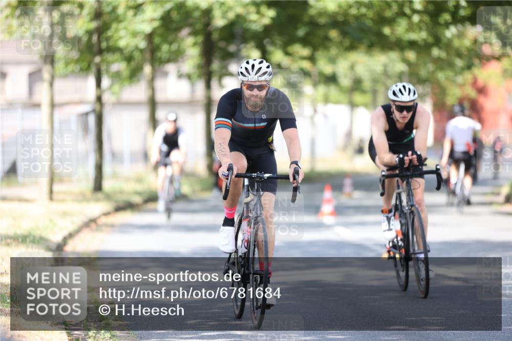 11.08.2024 - GEWOBA Citytriathlon Bremen H.Heesch http://msf.ph/oto/6781684 11.08.2024 11:49:59 Radfahren 785, 796, 862, 881, 979 meine-sportfotos.de