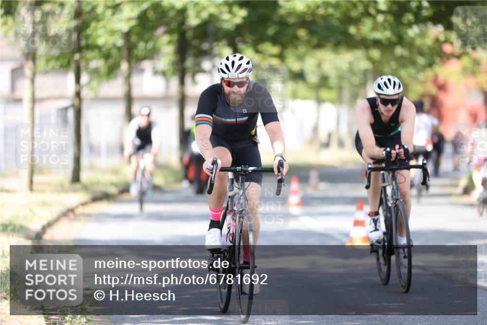 11.08.2024 - GEWOBA Citytriathlon Bremen H.Heesch http://msf.ph/oto/6781692 11.08.2024 11:49:59 Radfahren 785, 796, 862, 881, 979 meine-sportfotos.de