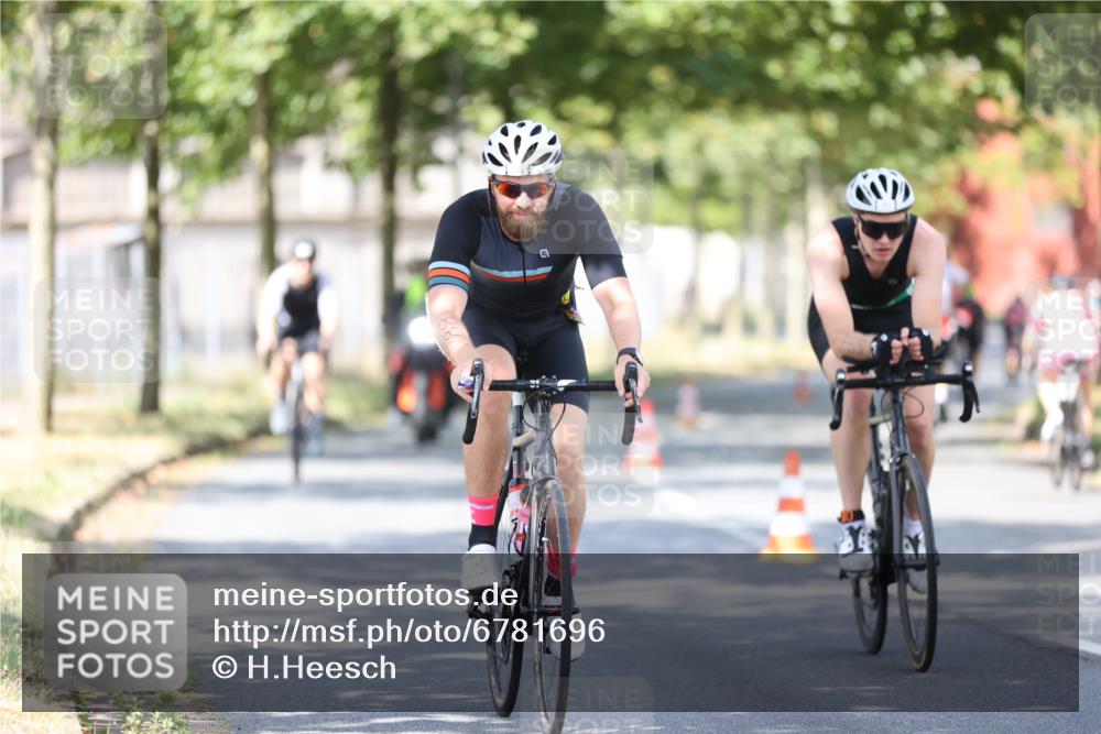 11.08.2024 - GEWOBA Citytriathlon Bremen H.Heesch http://msf.ph/oto/6781696 11.08.2024 11:49:59 Radfahren 785, 796, 862, 881, 979 meine-sportfotos.de