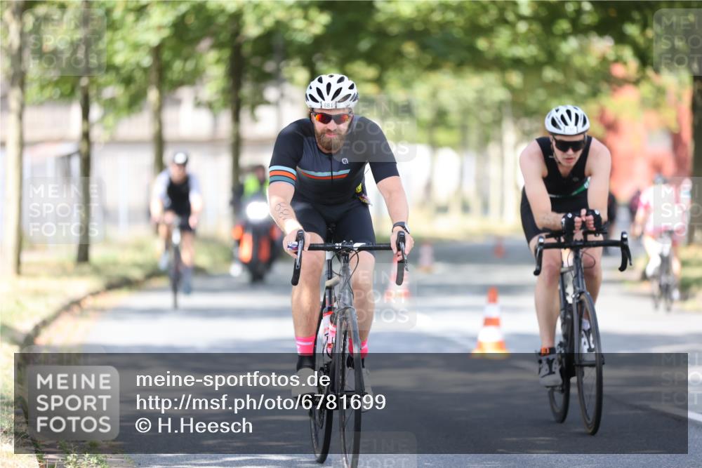 11.08.2024 - GEWOBA Citytriathlon Bremen H.Heesch http://msf.ph/oto/6781699 11.08.2024 11:49:59 Radfahren 785, 796, 862, 881, 979 meine-sportfotos.de
