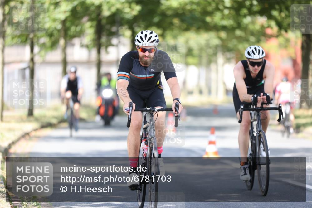 11.08.2024 - GEWOBA Citytriathlon Bremen H.Heesch http://msf.ph/oto/6781703 11.08.2024 11:49:59 Radfahren 785, 796, 862, 881, 979 meine-sportfotos.de