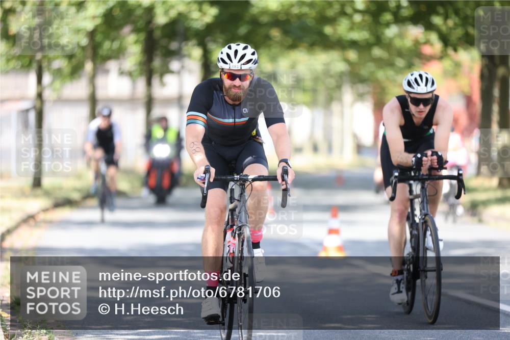 11.08.2024 - GEWOBA Citytriathlon Bremen H.Heesch http://msf.ph/oto/6781706 11.08.2024 11:49:59 Radfahren 785, 796, 862, 881, 979 meine-sportfotos.de