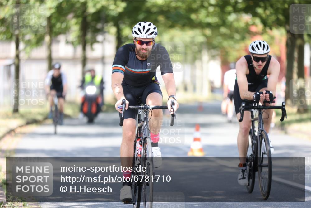 11.08.2024 - GEWOBA Citytriathlon Bremen H.Heesch http://msf.ph/oto/6781710 11.08.2024 11:49:59 Radfahren 785, 796, 862, 881, 979 meine-sportfotos.de