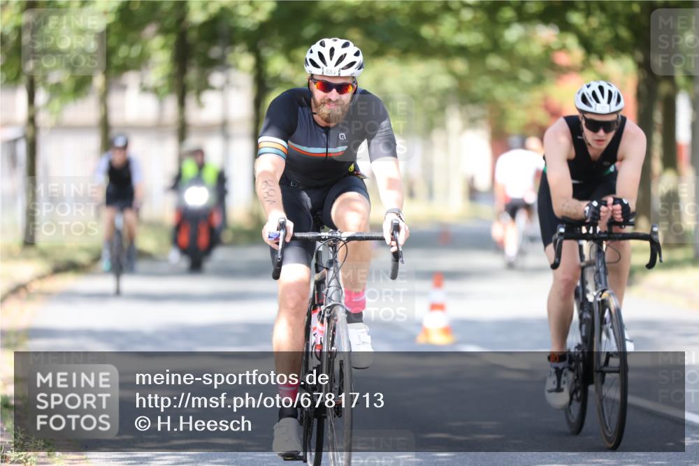 11.08.2024 - GEWOBA Citytriathlon Bremen H.Heesch http://msf.ph/oto/6781713 11.08.2024 11:49:59 Radfahren 785, 796, 862, 881, 979 meine-sportfotos.de