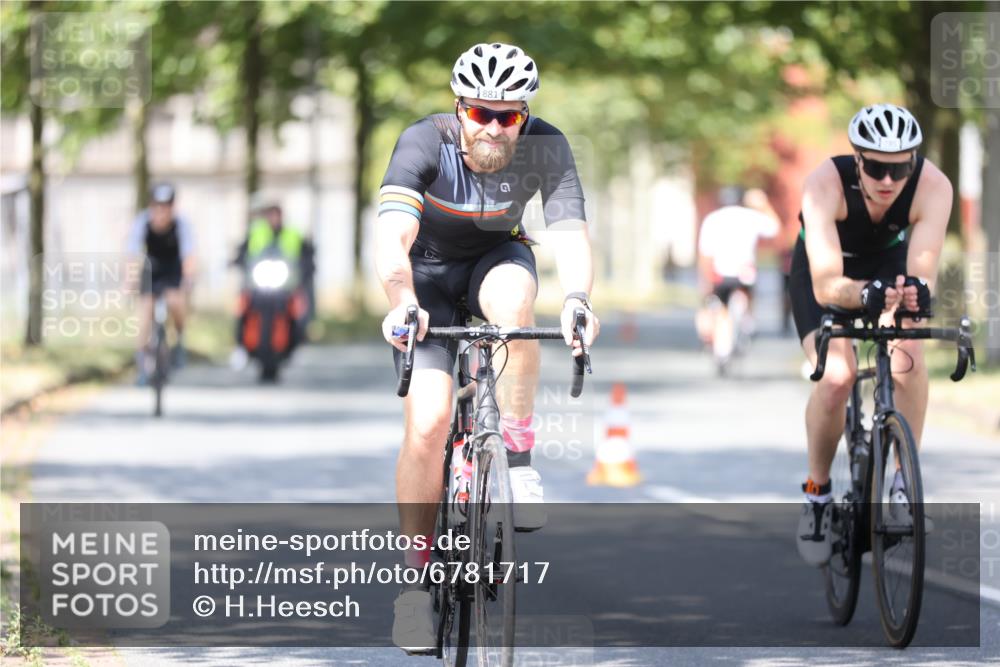 11.08.2024 - GEWOBA Citytriathlon Bremen H.Heesch http://msf.ph/oto/6781717 11.08.2024 11:49:59 Radfahren 785, 796, 862, 881, 979 meine-sportfotos.de