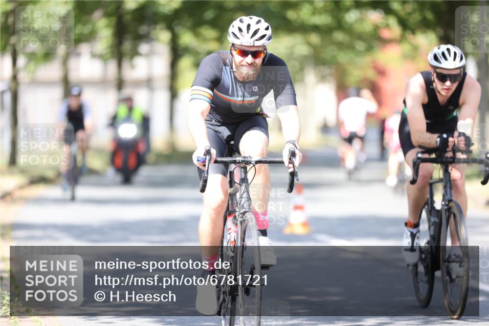 11.08.2024 - GEWOBA Citytriathlon Bremen H.Heesch http://msf.ph/oto/6781721 11.08.2024 11:50:00 Radfahren 785, 796, 862, 881, 979 meine-sportfotos.de