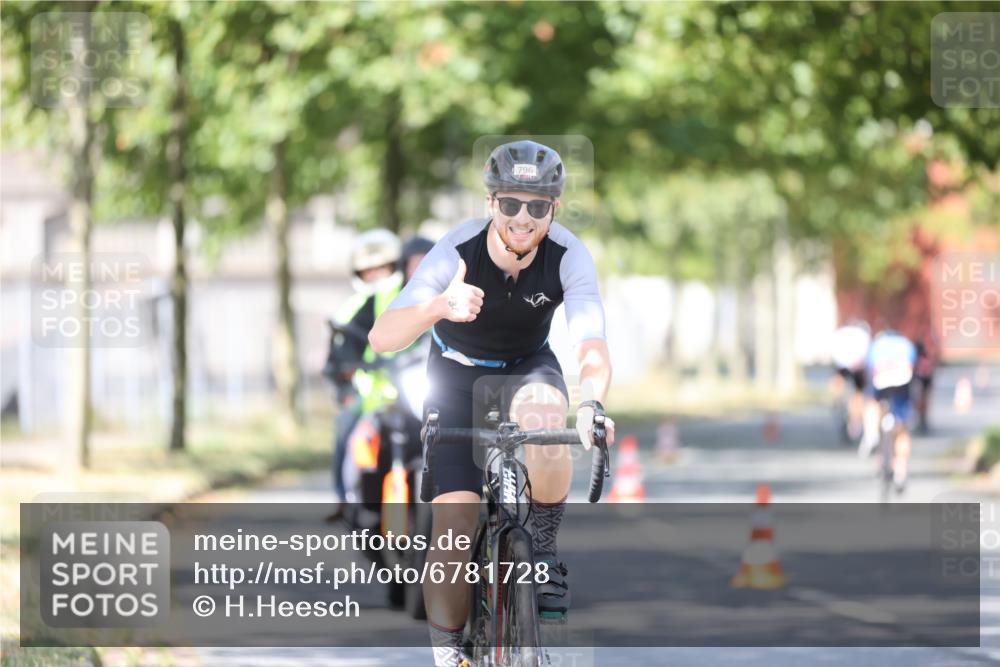 11.08.2024 - GEWOBA Citytriathlon Bremen H.Heesch http://msf.ph/oto/6781728 11.08.2024 11:50:02 Radfahren 785, 796, 862, 881, 929, 979, 1022 meine-sportfotos.de