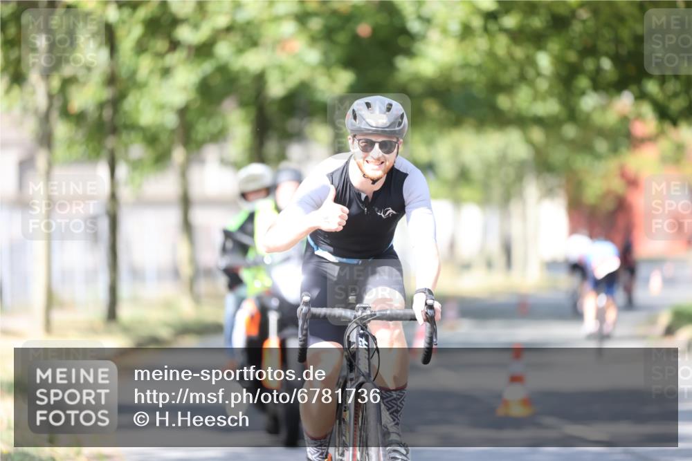 11.08.2024 - GEWOBA Citytriathlon Bremen H.Heesch http://msf.ph/oto/6781736 11.08.2024 11:50:02 Radfahren 785, 796, 862, 881, 929, 979, 1022 meine-sportfotos.de