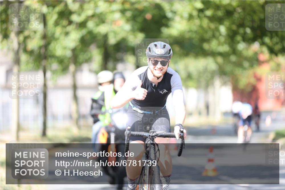 11.08.2024 - GEWOBA Citytriathlon Bremen H.Heesch http://msf.ph/oto/6781739 11.08.2024 11:50:02 Radfahren 785, 796, 862, 881, 929, 979, 1022 meine-sportfotos.de