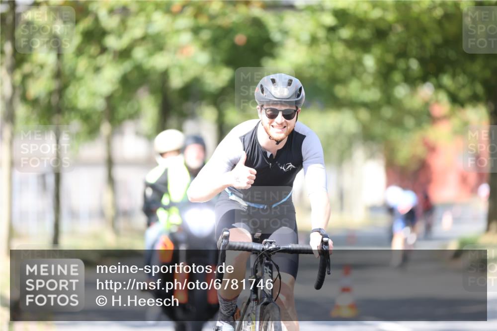 11.08.2024 - GEWOBA Citytriathlon Bremen H.Heesch http://msf.ph/oto/6781746 11.08.2024 11:50:02 Radfahren 785, 796, 862, 881, 929, 979, 1022 meine-sportfotos.de