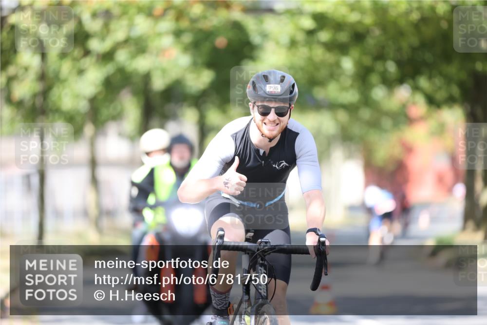 11.08.2024 - GEWOBA Citytriathlon Bremen H.Heesch http://msf.ph/oto/6781750 11.08.2024 11:50:02 Radfahren 785, 796, 862, 881, 929, 979, 1022 meine-sportfotos.de