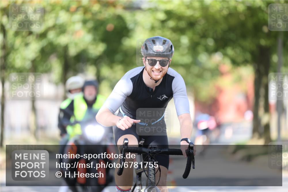 11.08.2024 - GEWOBA Citytriathlon Bremen H.Heesch http://msf.ph/oto/6781755 11.08.2024 11:50:03 Radfahren 785, 796, 862, 881, 929, 979, 1022 meine-sportfotos.de