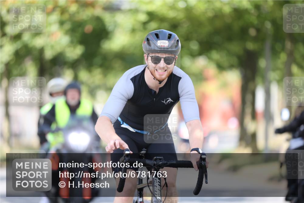 11.08.2024 - GEWOBA Citytriathlon Bremen H.Heesch http://msf.ph/oto/6781763 11.08.2024 11:50:03 Radfahren 785, 796, 862, 881, 929, 979, 1022 meine-sportfotos.de