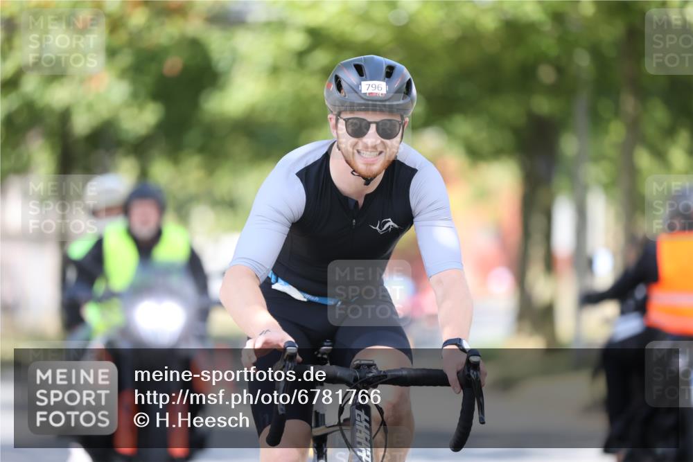 11.08.2024 - GEWOBA Citytriathlon Bremen H.Heesch http://msf.ph/oto/6781766 11.08.2024 11:50:03 Radfahren 785, 796, 862, 881, 929, 979, 1022 meine-sportfotos.de