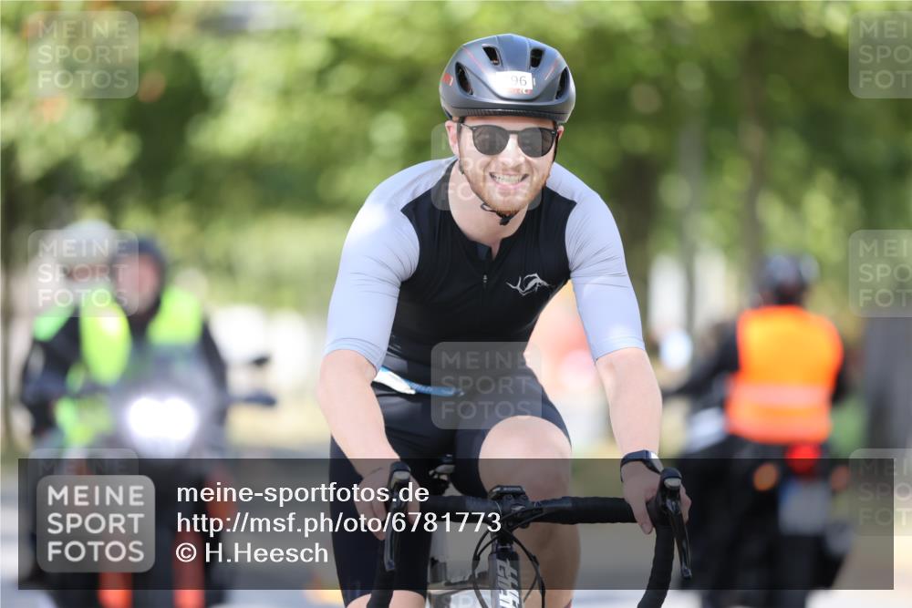 11.08.2024 - GEWOBA Citytriathlon Bremen H.Heesch http://msf.ph/oto/6781773 11.08.2024 11:50:03 Radfahren 785, 796, 862, 881, 929, 979, 1022 meine-sportfotos.de