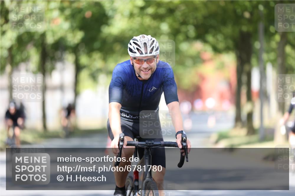 11.08.2024 - GEWOBA Citytriathlon Bremen H.Heesch http://msf.ph/oto/6781780 11.08.2024 11:50:14 Radfahren 796, 915, 929, 981, 1022 meine-sportfotos.de