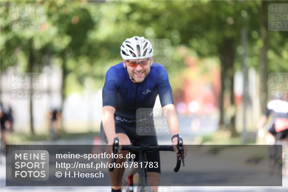 11.08.2024 - GEWOBA Citytriathlon Bremen H.Heesch http://msf.ph/oto/6781783 11.08.2024 11:50:14 Radfahren 796, 915, 929, 981, 1022 meine-sportfotos.de