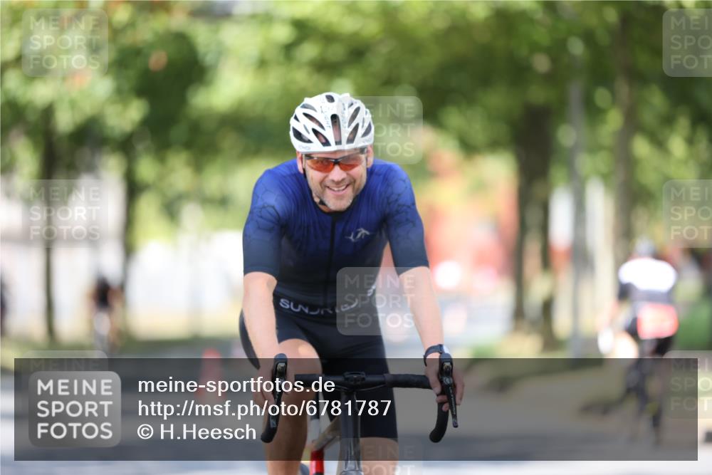 11.08.2024 - GEWOBA Citytriathlon Bremen H.Heesch http://msf.ph/oto/6781787 11.08.2024 11:50:14 Radfahren 796, 915, 929, 981, 1022 meine-sportfotos.de