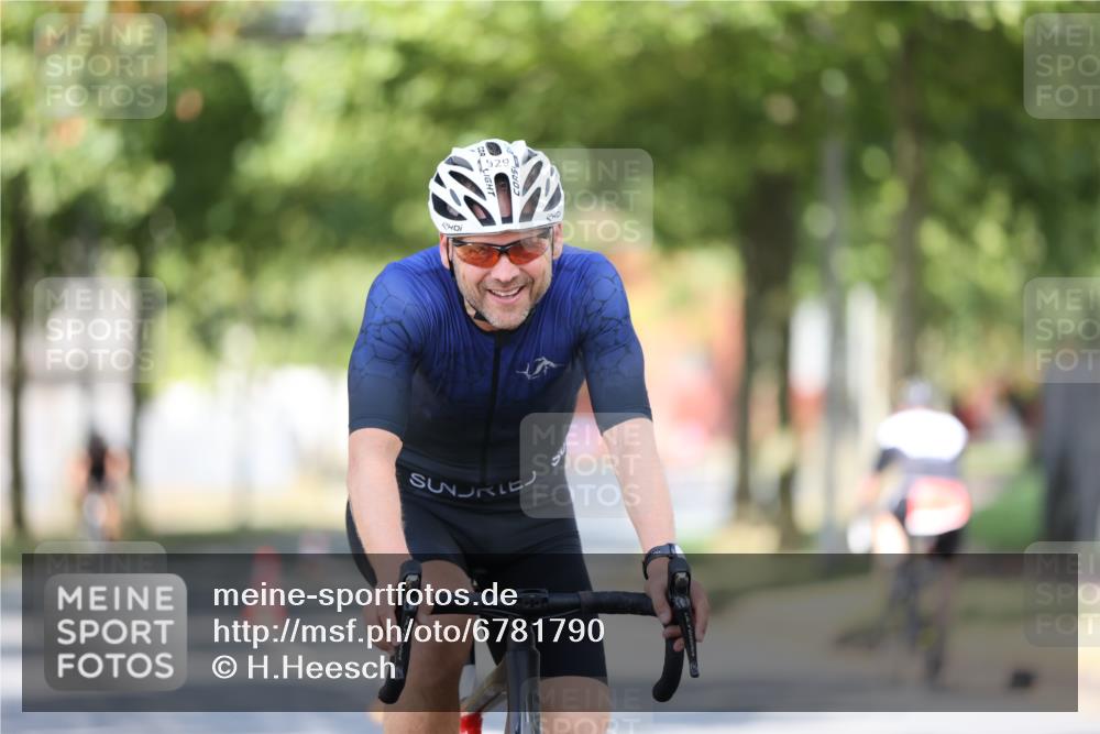 11.08.2024 - GEWOBA Citytriathlon Bremen H.Heesch http://msf.ph/oto/6781790 11.08.2024 11:50:14 Radfahren 796, 915, 929, 981, 1022 meine-sportfotos.de