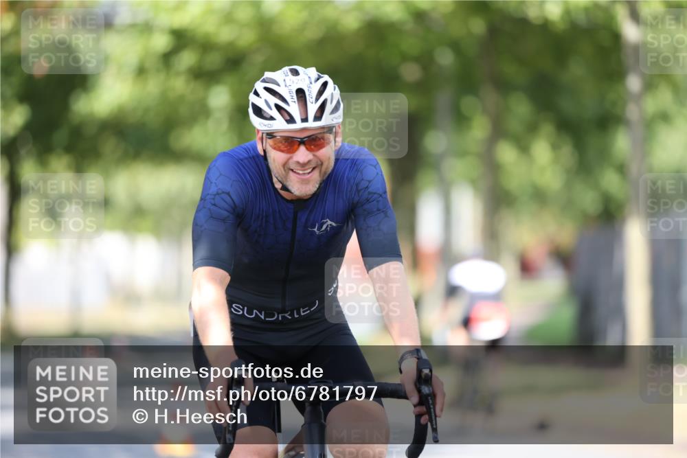 11.08.2024 - GEWOBA Citytriathlon Bremen H.Heesch http://msf.ph/oto/6781797 11.08.2024 11:50:14 Radfahren 796, 915, 929, 981, 1022 meine-sportfotos.de
