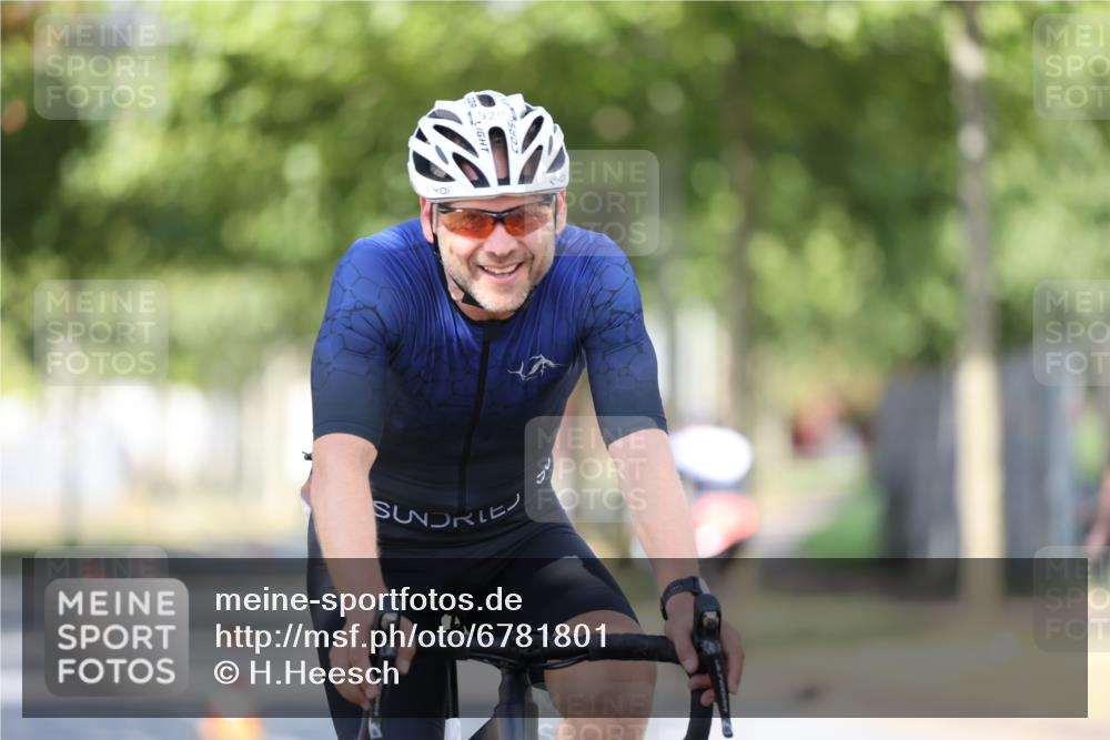 11.08.2024 - GEWOBA Citytriathlon Bremen H.Heesch http://msf.ph/oto/6781801 11.08.2024 11:50:14 Radfahren 796, 915, 929, 981, 1022 meine-sportfotos.de
