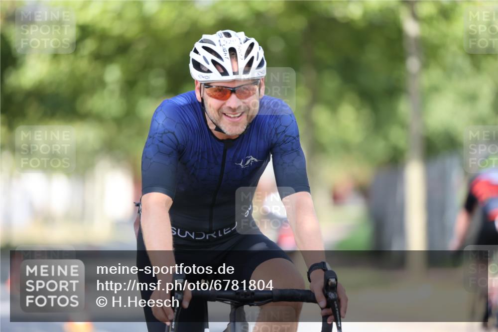11.08.2024 - GEWOBA Citytriathlon Bremen H.Heesch http://msf.ph/oto/6781804 11.08.2024 11:50:14 Radfahren 796, 915, 929, 981, 1022 meine-sportfotos.de