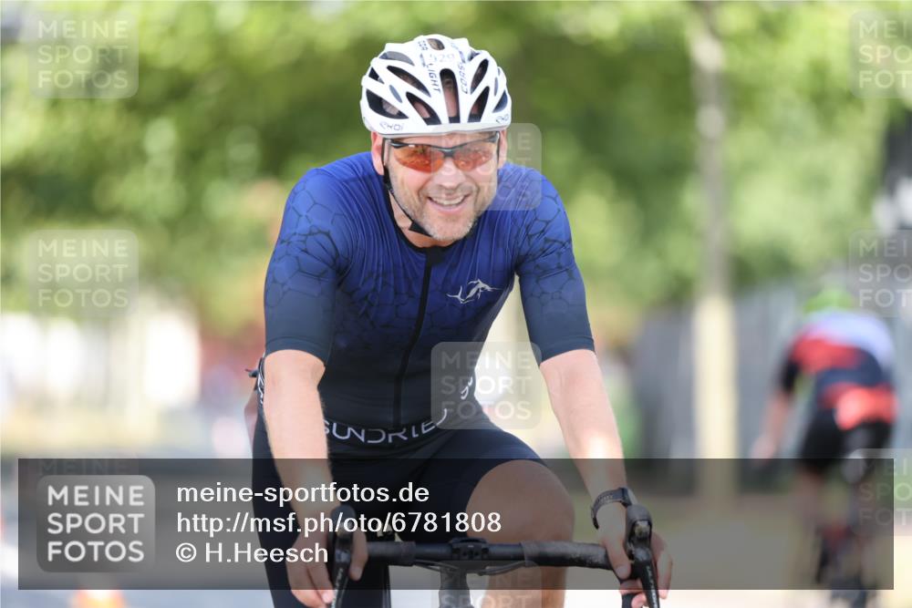 11.08.2024 - GEWOBA Citytriathlon Bremen H.Heesch http://msf.ph/oto/6781808 11.08.2024 11:50:14 Radfahren 796, 915, 929, 981, 1022 meine-sportfotos.de