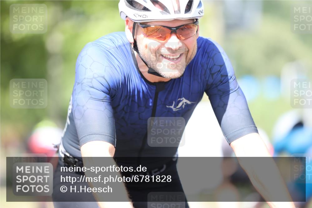 11.08.2024 - GEWOBA Citytriathlon Bremen H.Heesch http://msf.ph/oto/6781828 11.08.2024 11:50:15 Radfahren 915, 929, 981, 1022 meine-sportfotos.de