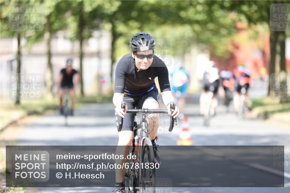 11.08.2024 - GEWOBA Citytriathlon Bremen H.Heesch http://msf.ph/oto/6781830 11.08.2024 11:50:17 Radfahren 915, 929, 981, 1022 meine-sportfotos.de