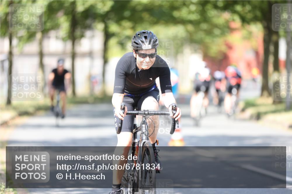11.08.2024 - GEWOBA Citytriathlon Bremen H.Heesch http://msf.ph/oto/6781834 11.08.2024 11:50:17 Radfahren 915, 929, 981, 1022 meine-sportfotos.de