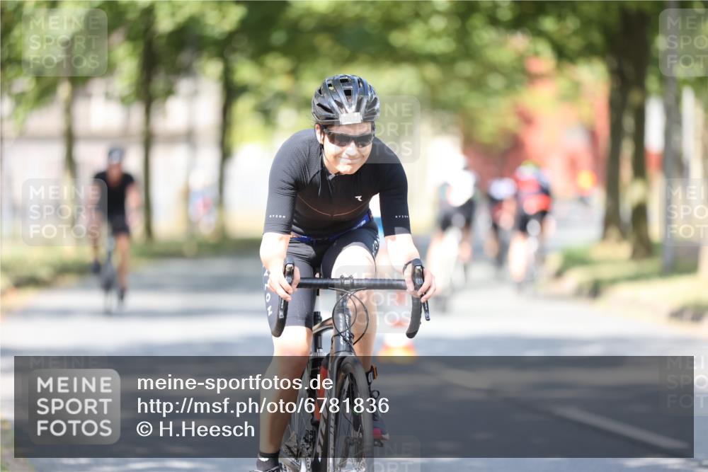 11.08.2024 - GEWOBA Citytriathlon Bremen H.Heesch http://msf.ph/oto/6781836 11.08.2024 11:50:17 Radfahren 915, 929, 981, 1022 meine-sportfotos.de