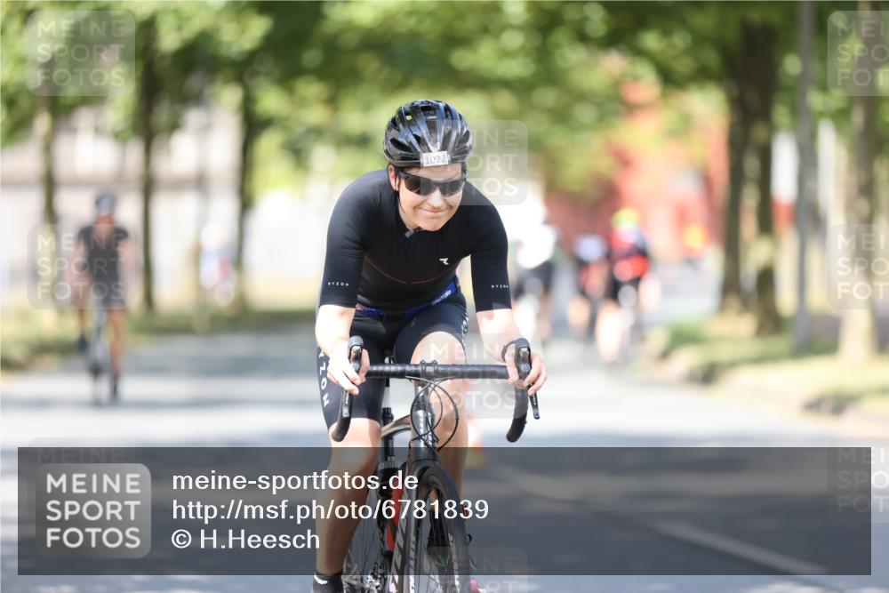 11.08.2024 - GEWOBA Citytriathlon Bremen H.Heesch http://msf.ph/oto/6781839 11.08.2024 11:50:17 Radfahren 915, 929, 981, 1022 meine-sportfotos.de