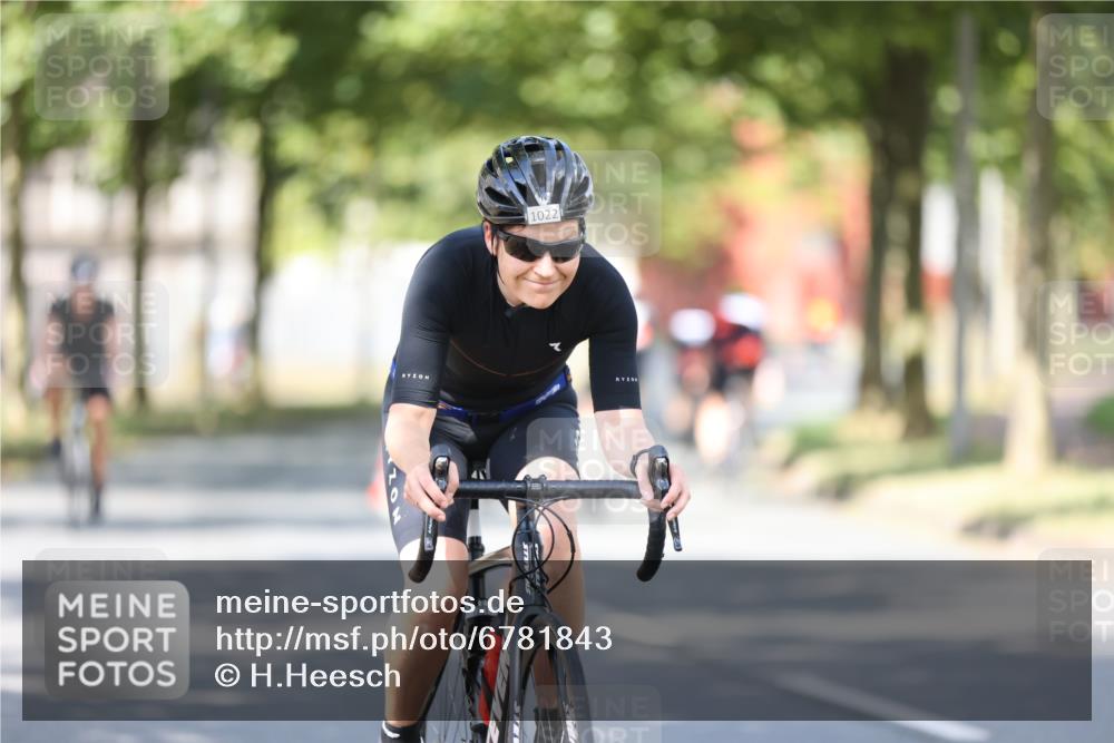 11.08.2024 - GEWOBA Citytriathlon Bremen H.Heesch http://msf.ph/oto/6781843 11.08.2024 11:50:17 Radfahren 915, 929, 981, 1022 meine-sportfotos.de