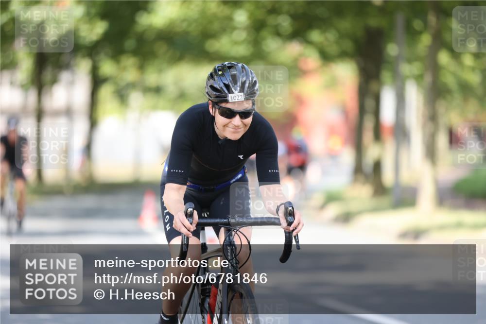 11.08.2024 - GEWOBA Citytriathlon Bremen H.Heesch http://msf.ph/oto/6781846 11.08.2024 11:50:17 Radfahren 915, 929, 981, 1022 meine-sportfotos.de