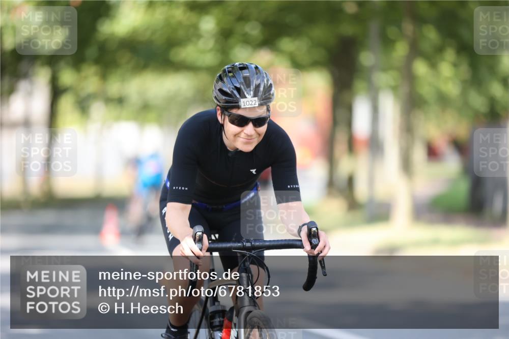 11.08.2024 - GEWOBA Citytriathlon Bremen H.Heesch http://msf.ph/oto/6781853 11.08.2024 11:50:17 Radfahren 915, 929, 981, 1022 meine-sportfotos.de