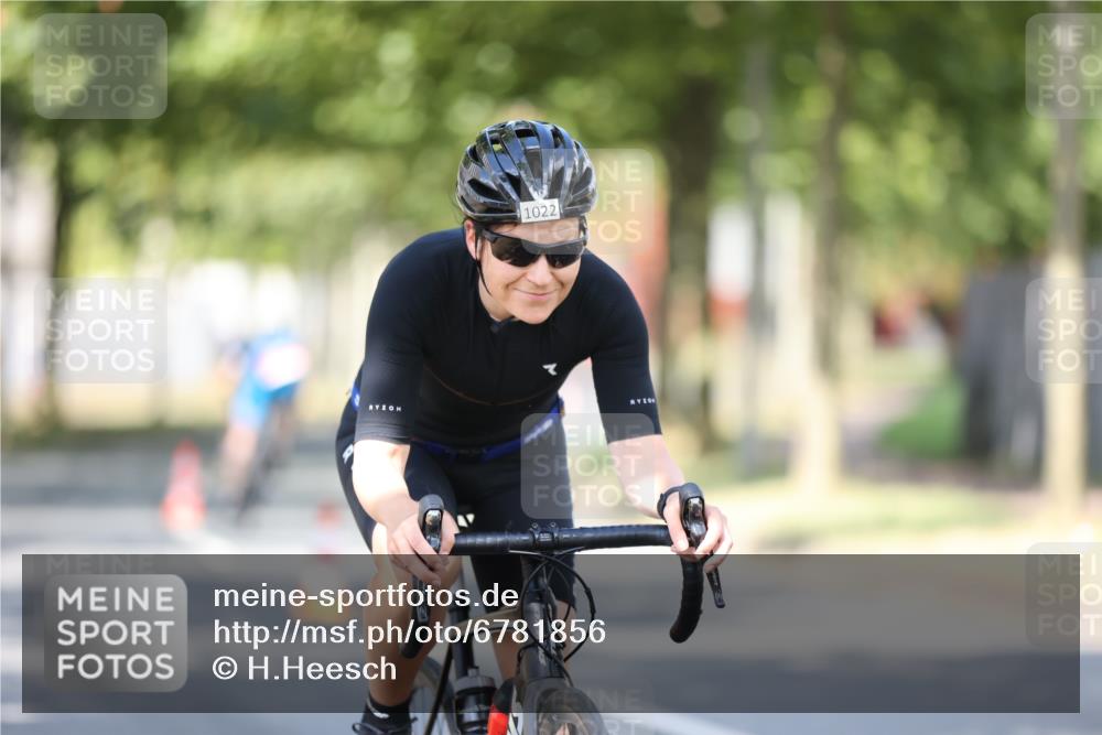 11.08.2024 - GEWOBA Citytriathlon Bremen H.Heesch http://msf.ph/oto/6781856 11.08.2024 11:50:17 Radfahren 915, 929, 981, 1022 meine-sportfotos.de