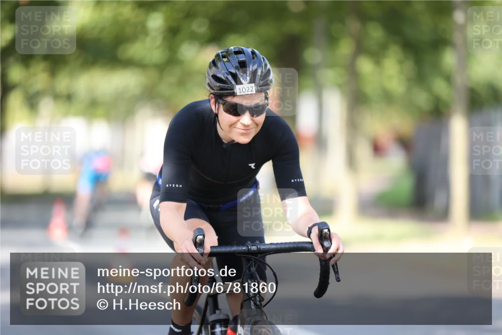 11.08.2024 - GEWOBA Citytriathlon Bremen H.Heesch http://msf.ph/oto/6781860 11.08.2024 11:50:17 Radfahren 915, 929, 981, 1022 meine-sportfotos.de
