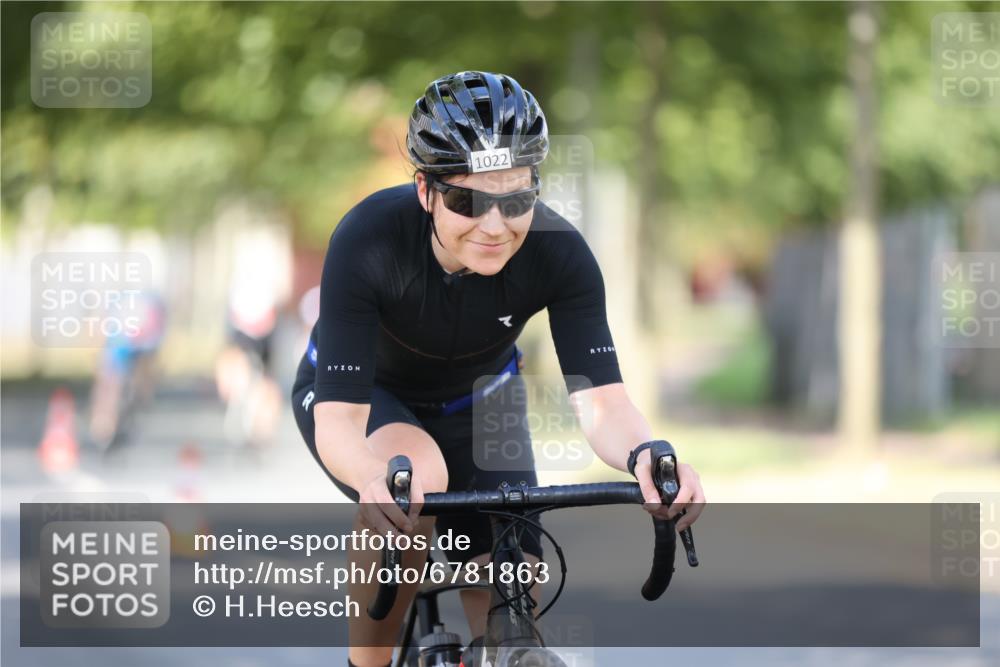 11.08.2024 - GEWOBA Citytriathlon Bremen H.Heesch http://msf.ph/oto/6781863 11.08.2024 11:50:17 Radfahren 915, 929, 981, 1022 meine-sportfotos.de