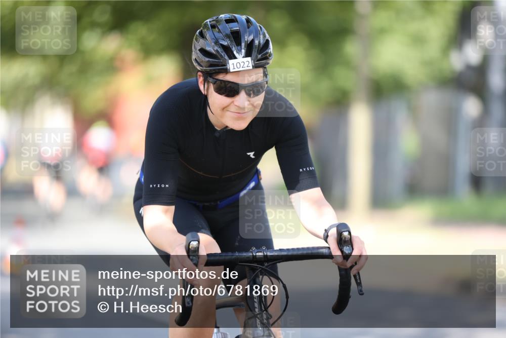 11.08.2024 - GEWOBA Citytriathlon Bremen H.Heesch http://msf.ph/oto/6781869 11.08.2024 11:50:17 Radfahren 915, 929, 981, 1022 meine-sportfotos.de