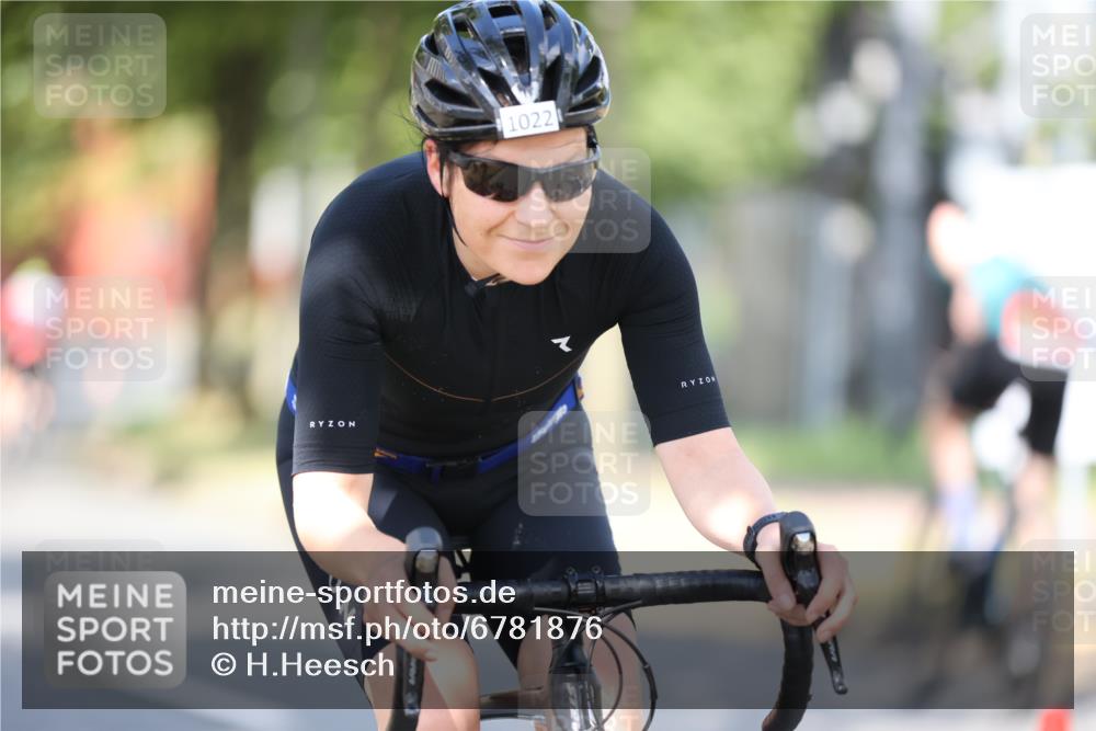 11.08.2024 - GEWOBA Citytriathlon Bremen H.Heesch http://msf.ph/oto/6781876 11.08.2024 11:50:18 Radfahren 915, 929, 981, 1022 meine-sportfotos.de