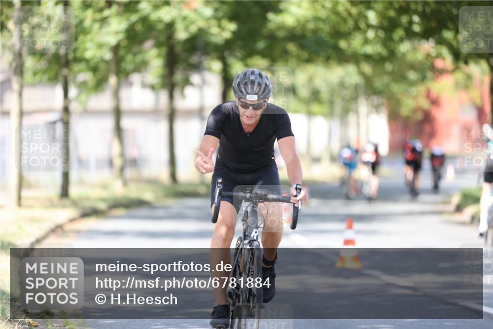 11.08.2024 - GEWOBA Citytriathlon Bremen H.Heesch http://msf.ph/oto/6781884 11.08.2024 11:50:19 Radfahren 915, 929, 981, 1022 meine-sportfotos.de