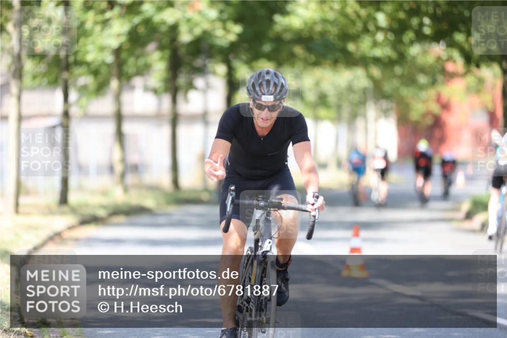 11.08.2024 - GEWOBA Citytriathlon Bremen H.Heesch http://msf.ph/oto/6781887 11.08.2024 11:50:20 Radfahren 915, 929, 981, 992, 1022 meine-sportfotos.de