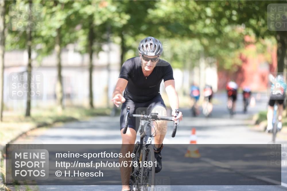 11.08.2024 - GEWOBA Citytriathlon Bremen H.Heesch http://msf.ph/oto/6781891 11.08.2024 11:50:20 Radfahren 915, 929, 981, 992, 1022 meine-sportfotos.de