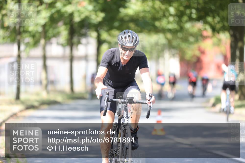 11.08.2024 - GEWOBA Citytriathlon Bremen H.Heesch http://msf.ph/oto/6781894 11.08.2024 11:50:20 Radfahren 915, 929, 981, 992, 1022 meine-sportfotos.de