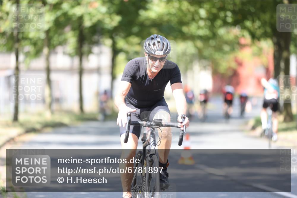 11.08.2024 - GEWOBA Citytriathlon Bremen H.Heesch http://msf.ph/oto/6781897 11.08.2024 11:50:20 Radfahren 915, 929, 981, 992, 1022 meine-sportfotos.de