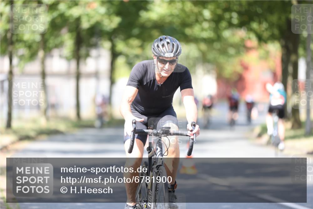 11.08.2024 - GEWOBA Citytriathlon Bremen H.Heesch http://msf.ph/oto/6781900 11.08.2024 11:50:20 Radfahren 915, 929, 981, 992, 1022 meine-sportfotos.de