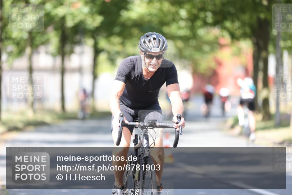 11.08.2024 - GEWOBA Citytriathlon Bremen H.Heesch http://msf.ph/oto/6781903 11.08.2024 11:50:20 Radfahren 915, 929, 981, 992, 1022 meine-sportfotos.de