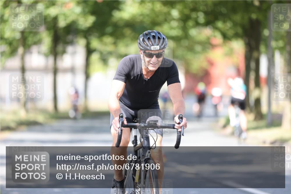 11.08.2024 - GEWOBA Citytriathlon Bremen H.Heesch http://msf.ph/oto/6781906 11.08.2024 11:50:20 Radfahren 915, 929, 981, 992, 1022 meine-sportfotos.de