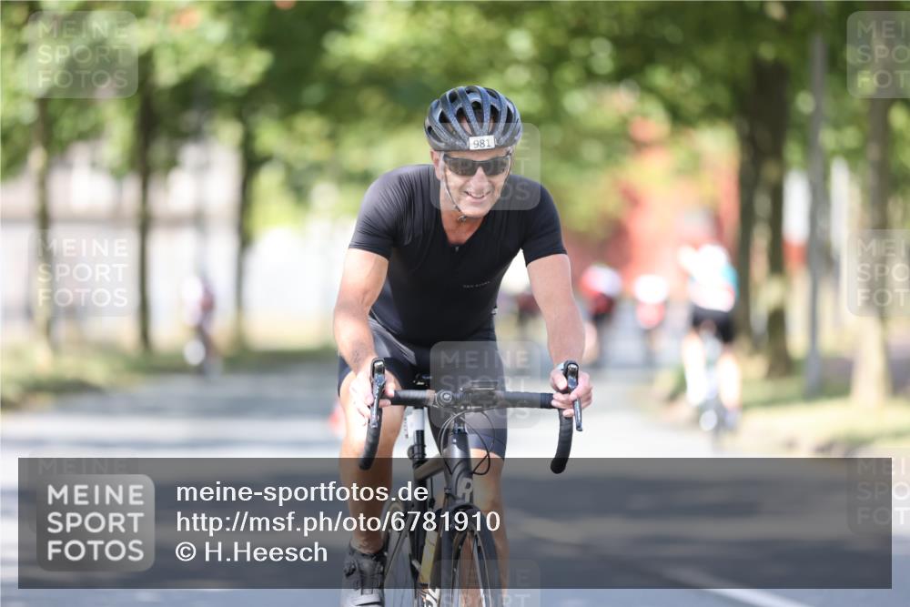 11.08.2024 - GEWOBA Citytriathlon Bremen H.Heesch http://msf.ph/oto/6781910 11.08.2024 11:50:20 Radfahren 915, 929, 981, 992, 1022 meine-sportfotos.de